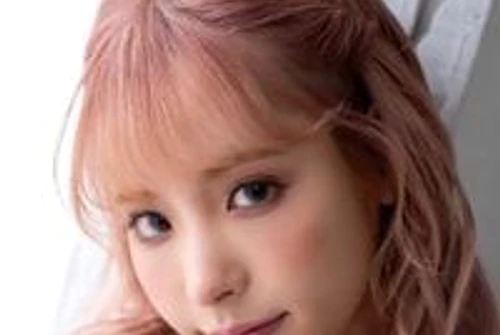 Diễn viên Kana Momonogi